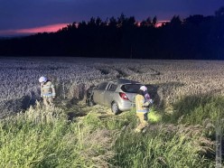 Dachowanie osobówki, autem podróżowało trzy osoby