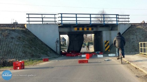 Samochód dostawczy nie zmieścił się pod wiaduktem