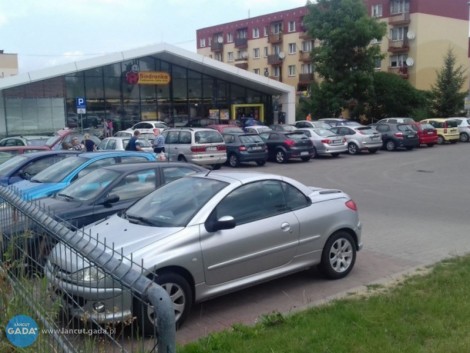 Parkingi przy Biedronkach pod lupą UOKiK