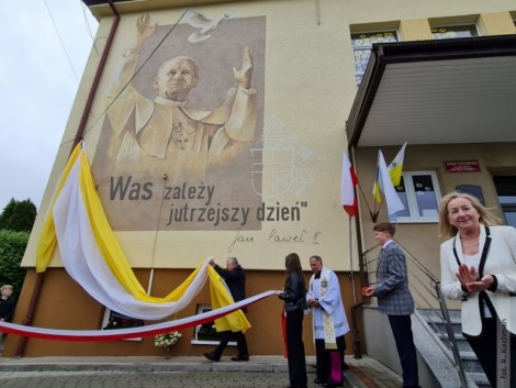 Św. Jan Paweł II na muralu w Kraczkowej