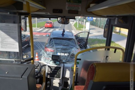 Zderzenie autobusu z audi