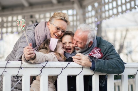 Współcześni seniorzy definiują nowy standard życia. Wyniki badania