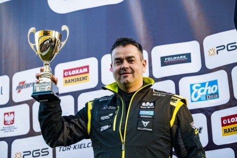 Maciej Hawro w samochodzie Cupra Leon TCR