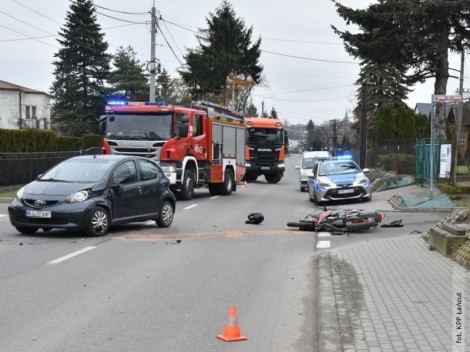 Ranny 17-latek, nie posiadał uprawnień do kierowania motocyklem